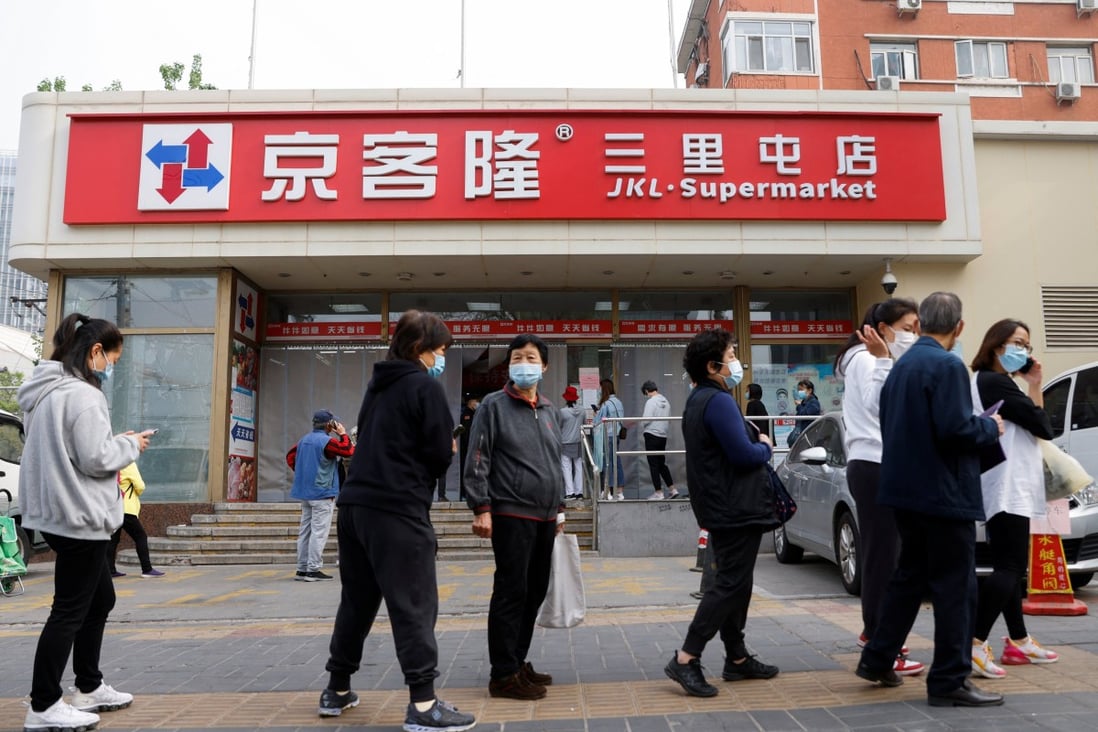People wait in line to enter a supermarket following the Covid-19 outbreak in Beijing on April 25. Photo: Reuters
