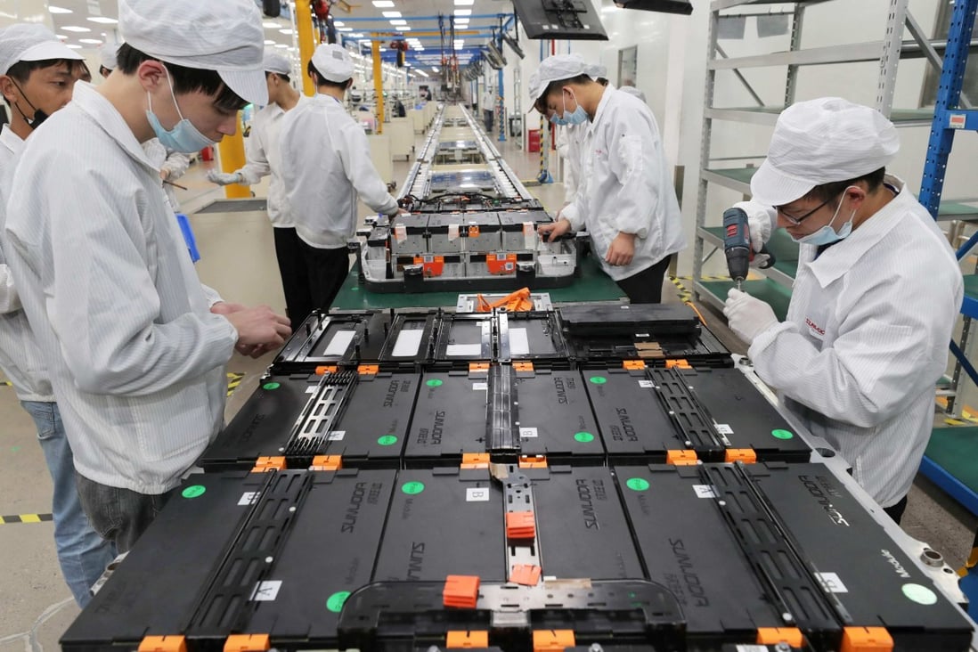 Workers inspected lithium-ion batteries at a Xinwangda Electric Vehicle Battery factory in Nanjing on March 12, 2021. Photo: Agence France-Presse