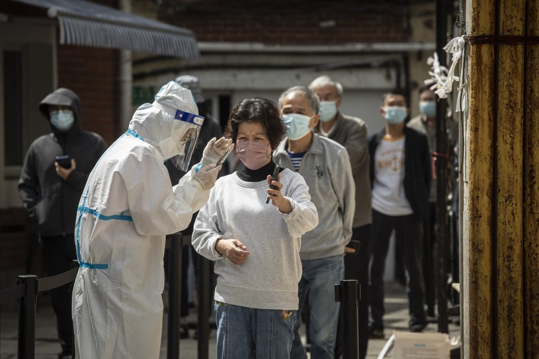 Residents lined up for a round of Covid-19 testing in Shanghai on April 27, 2022. Photo: Bloomberg