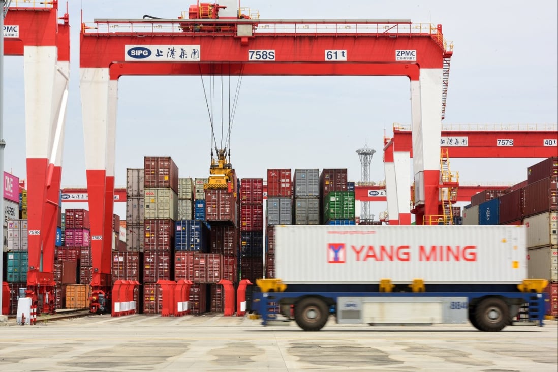 An automated guided vehicle  transports a container at Yangshan port amid the coronavirus disease outbreak in Shanghai, on April 27, 2022. Photo: cnsphoto via Reuters