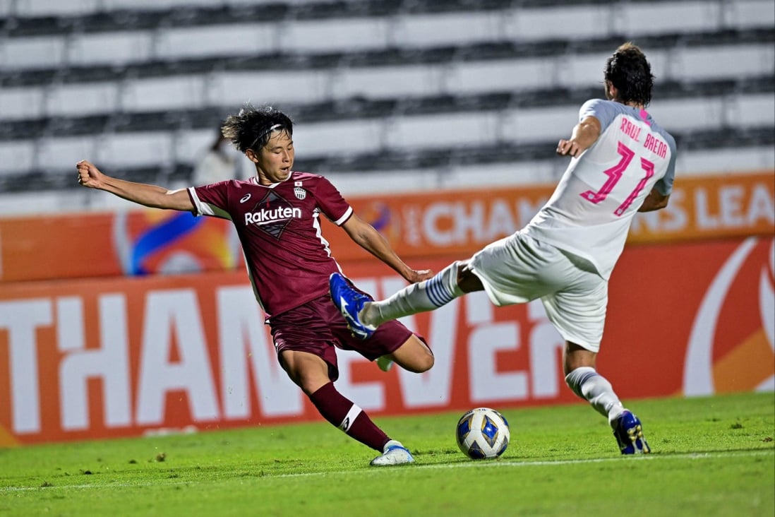 Kitchee’s Raul Baena attempts to block a shot on goal by Vissel Kobe’s Yuta Goke during their first AFC Champions League Group J game in Buriram on April 19. Photo: AFP