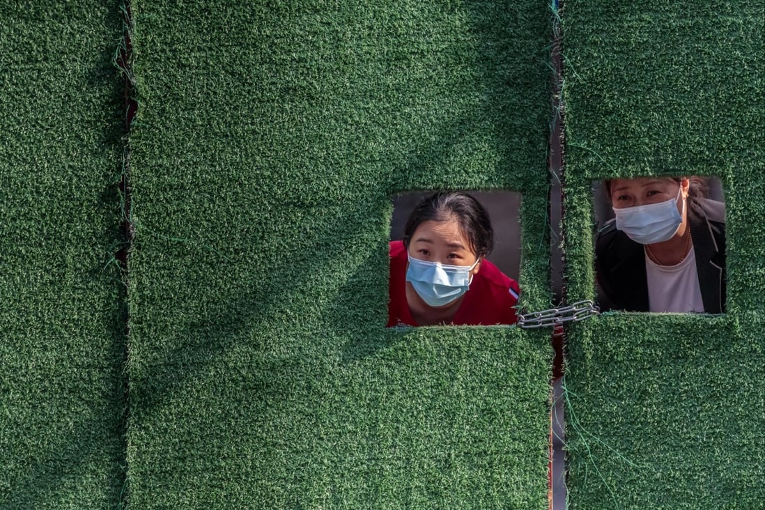 Women in quarantine looked trough a fence in Shanghai on May 2, 2022. Photo: EPA-EFE