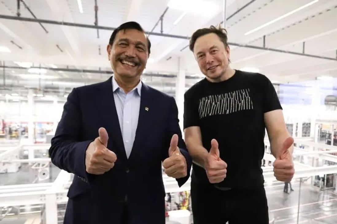 Indonesia’s minister of maritime and investment affairs Luhut Pandjaitan met with the world’s wealthiest man Elon Musk in Texas last week. Luhut offered Musk a pack of Indonesia’s beloved coffee candy kopiko, which got two thumbs up from the Space-X co-fournder. Photo: Instagram