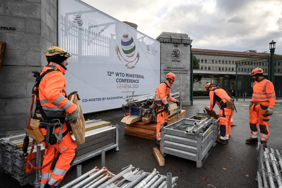 Workers remove fences next to the entrance of the World Trade Organization headquarters on November 27, 2021, in Geneva after the ministerial conference was postponed due to Omicron. Photo: AFP