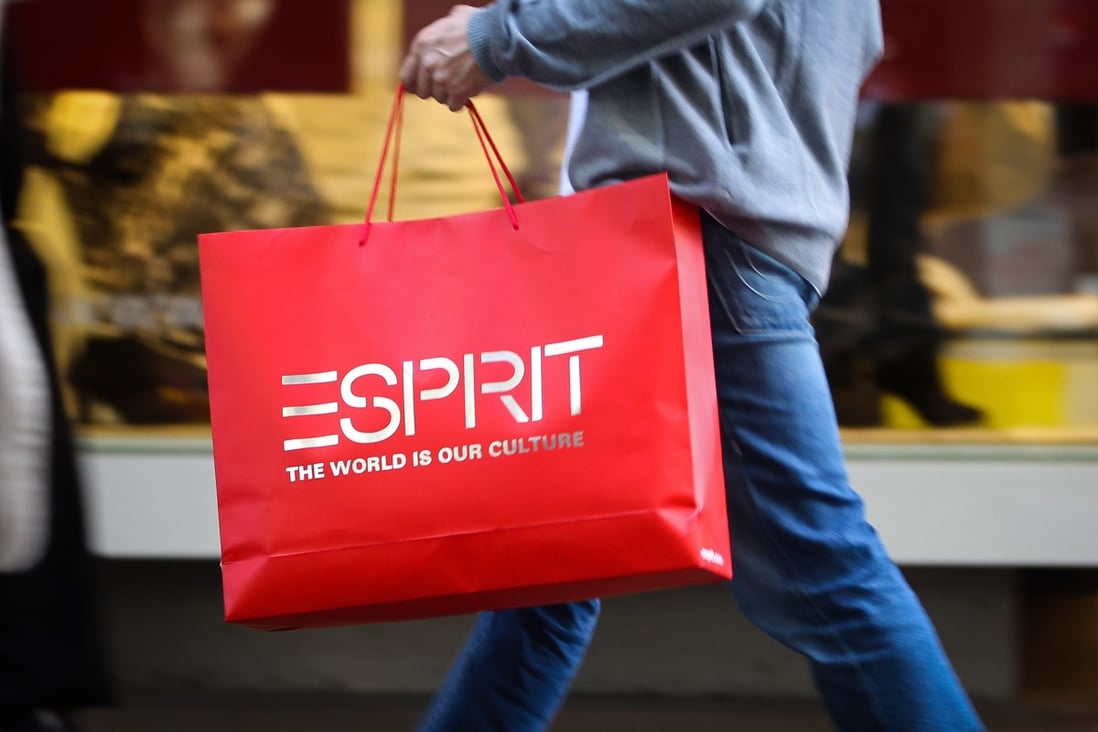 A shopper with an Esprit bag in  Sydney, Australia, July 4, 2011. Photo: Bloomberg