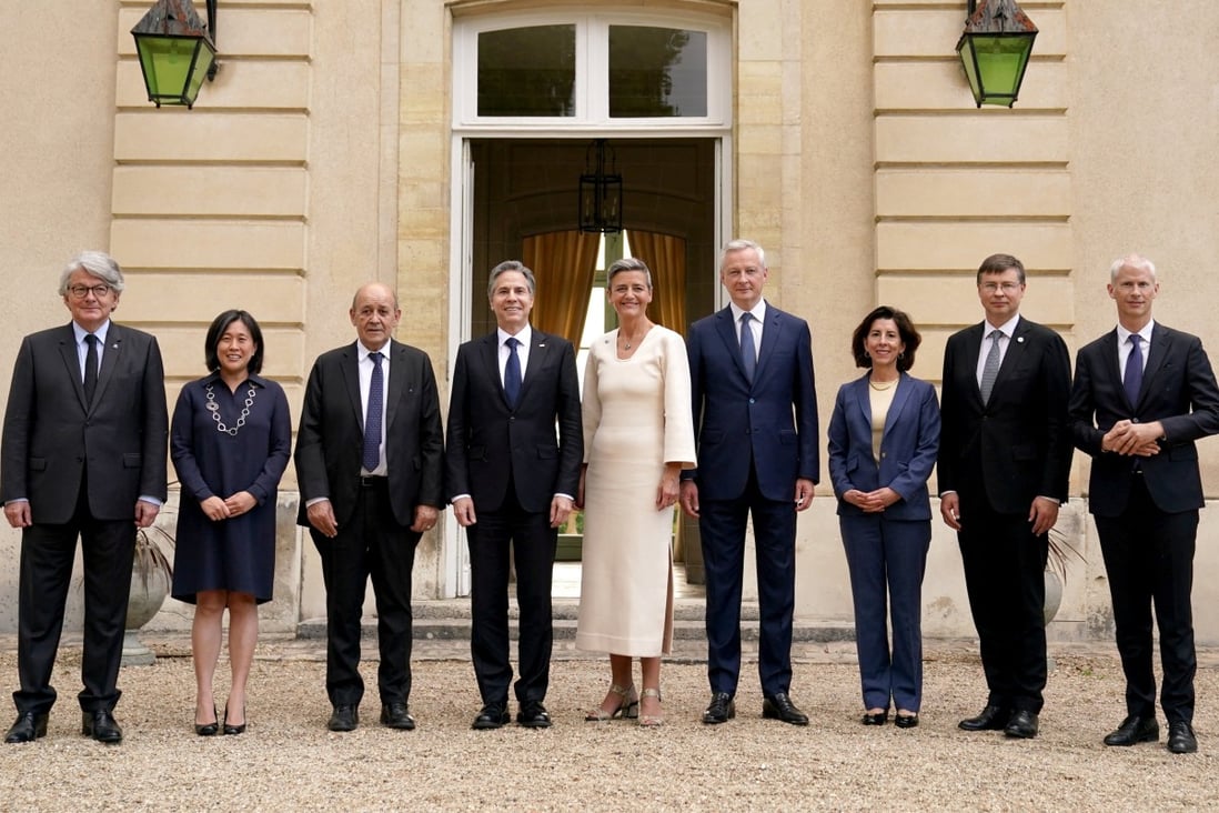 US Secretary of State Antony Blinken and EU Commissioner for Competition Margrethe Vestager (centre) join other American and European officials before a dinner at the Trade and Technology Council summit in Paris on Sunday. Photo: Reuters