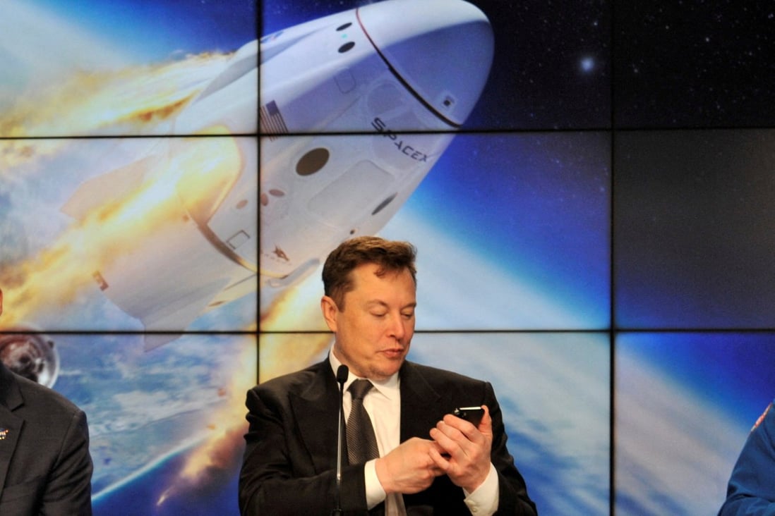 Elon Musk looks at his mobile phone at the Kennedy Space Center in Cape Canaveral, Florida, on January 19, 2020. Photo: Reuters