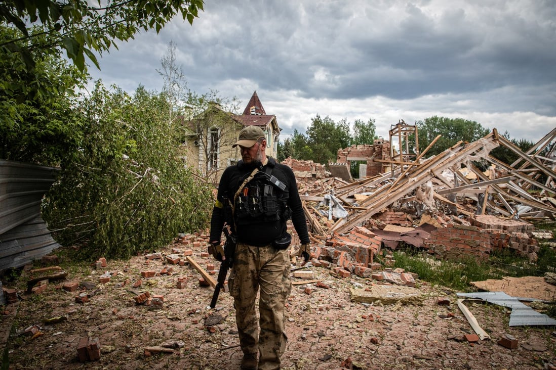 A Ukrainian soldier walks past the ruins of a building hit by shelling on the outskirt of the region of Donetsk on May 19. Photo: DPA