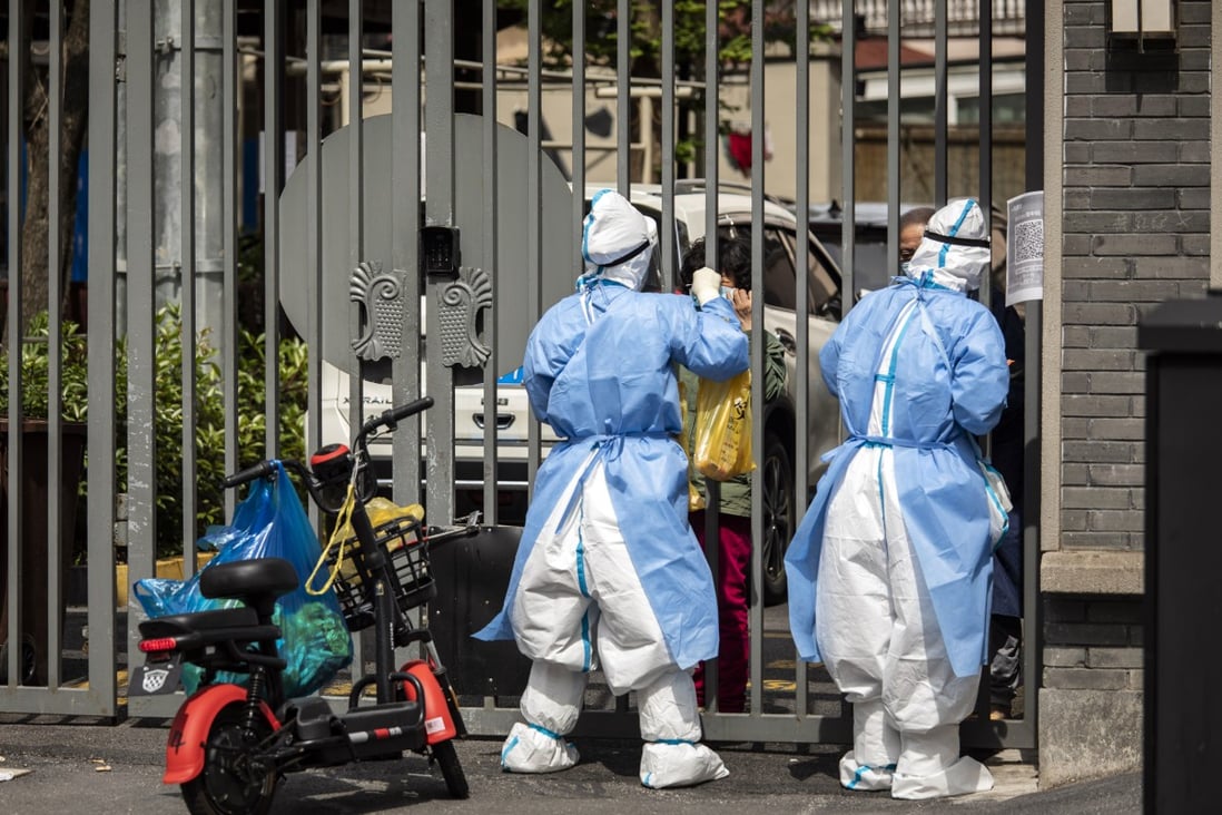 Healthcare workers collect swab samples from locked down residents in Shanghai on May 18, 2022. Photo” Bloomberg