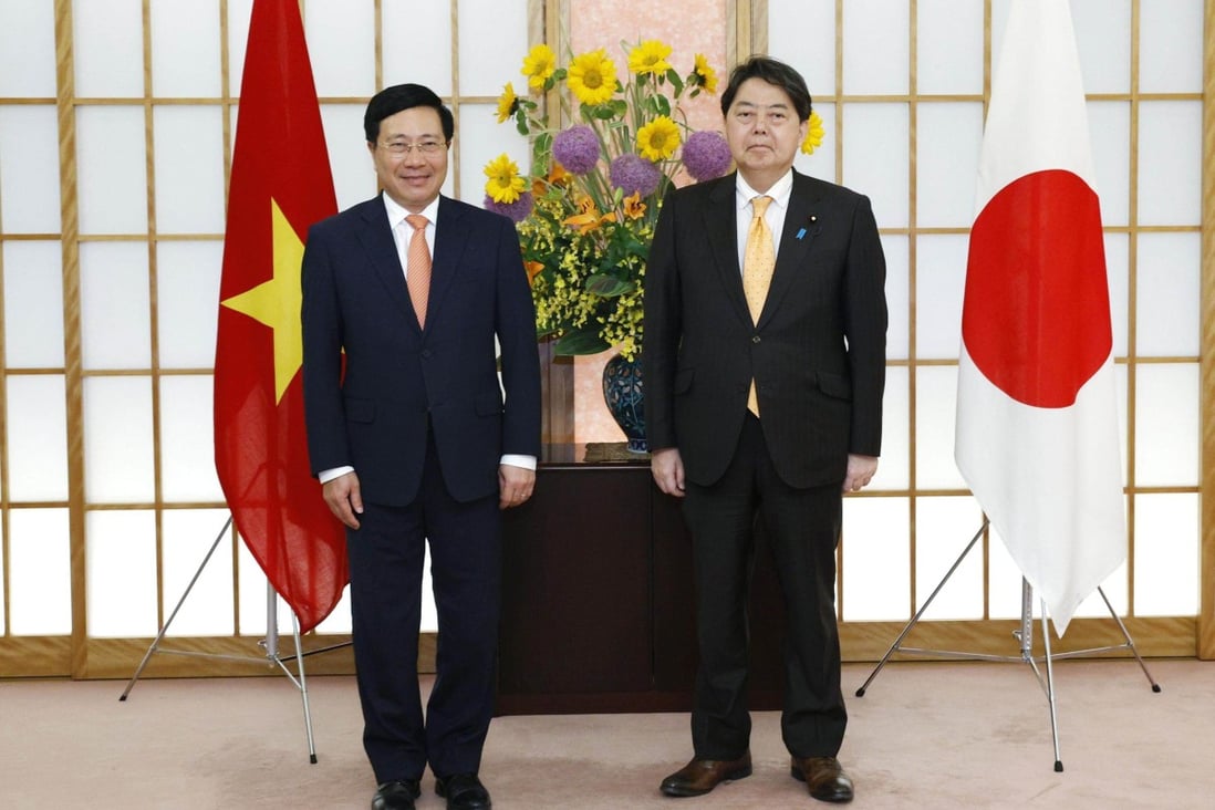 Japanese Foreign Minister Yoshimasa Hayashi, right, and Deputy Vietnamese Prime Minister Pham Binh Minh at talks in Tokyo. Photo: Kyodo