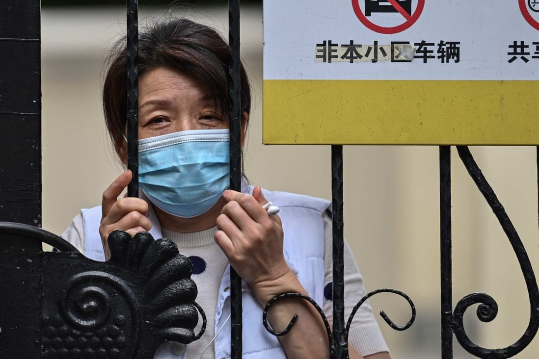 A resident locked down in her compound in the Jing’an district of Shanghai on May 25, 2022. Photo: AFP