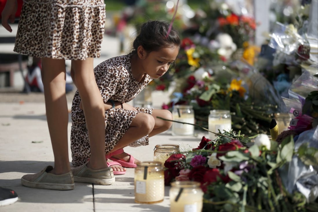 A child visits a memorial site for the victims killed in this week’s shooting at Robb Elementary School in Uvalde, Texas. Photo: AP