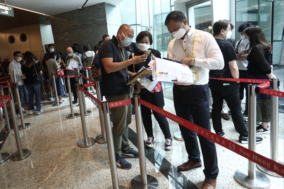People queue up for Sun Hung Kai Property’s Silicon Hill at a sales office in West Kowloon on Friday. Photo: Jonathan Wong