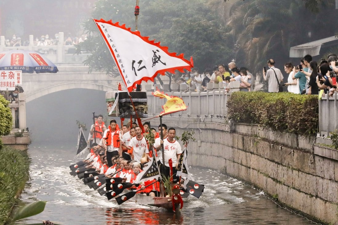 A dragon boat at the Lychee Bay scenic area in Guangzhou . Photo: AP 