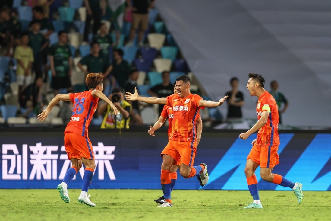 Shandong Taishan defender Jadson (centre) celebrates with teammates after scoring his side’s winner against Zhejiang in Haikou. Photo: Xinhua