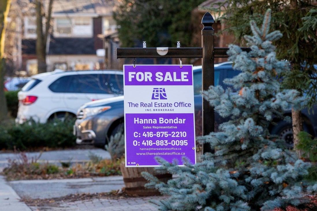 A “for sale” sign is displayed outside a home in Toronto, Canada, on December 13, 2021. Canada has raised taxes and paused purchases by foreign buyers in an attempt to help more domestic first-time buyers enter the housing market. Photo: Reuters