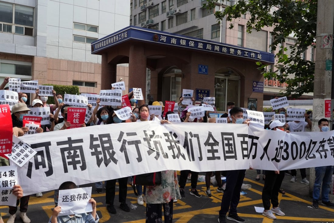 People protest in front of the Henan branch of the China Banking and Insurance Regulatory Commission (CBIRC) demanding “return our money” in Zhengzhou city, central China’s Henan province. Photo: Weibo