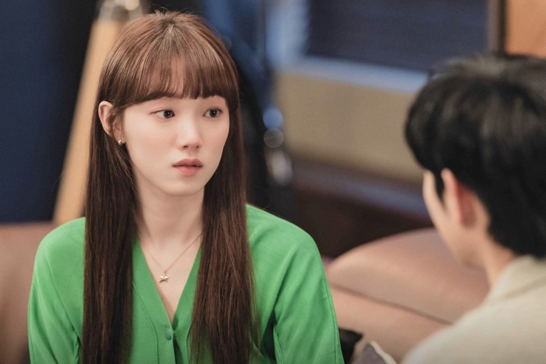 Lee Sung-kyung plays publicist Oh Han-byeol in a still from K-drama Sh**ting Stars.