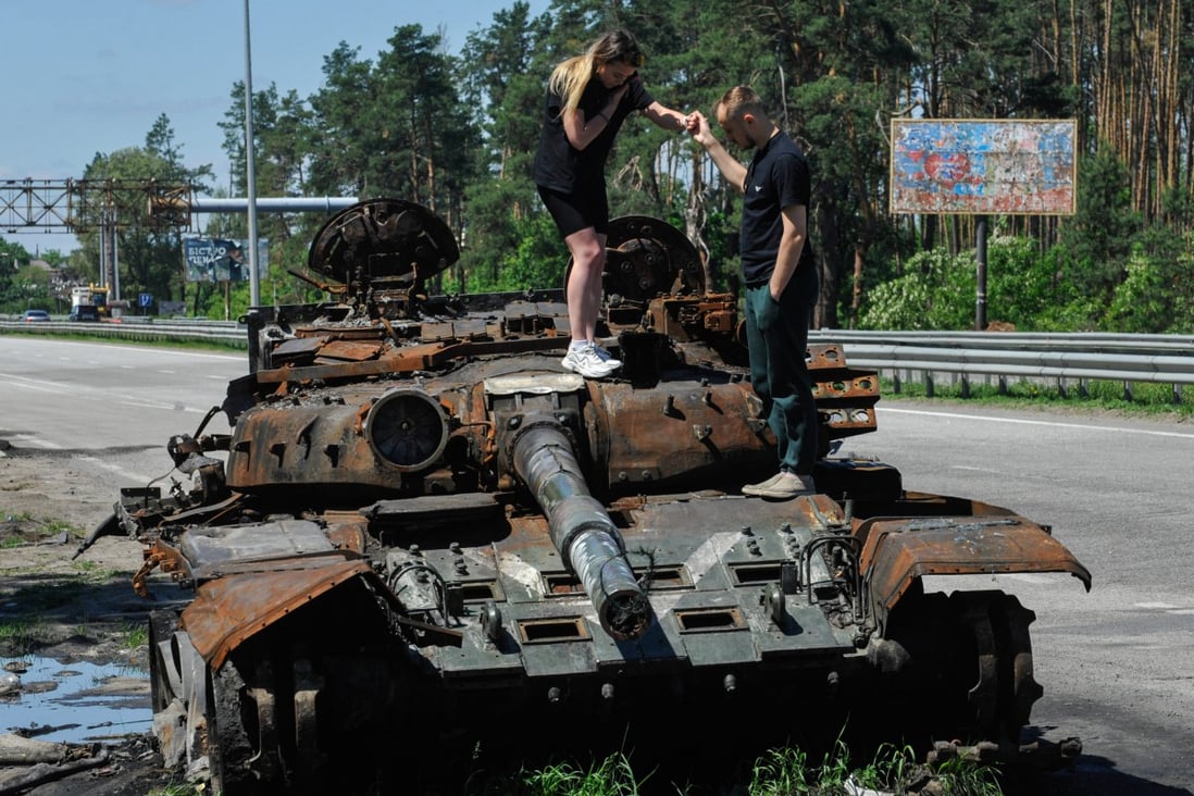 People inspect a destroyed Russian tank near Kyiv, Ukraine. File photo: dpa