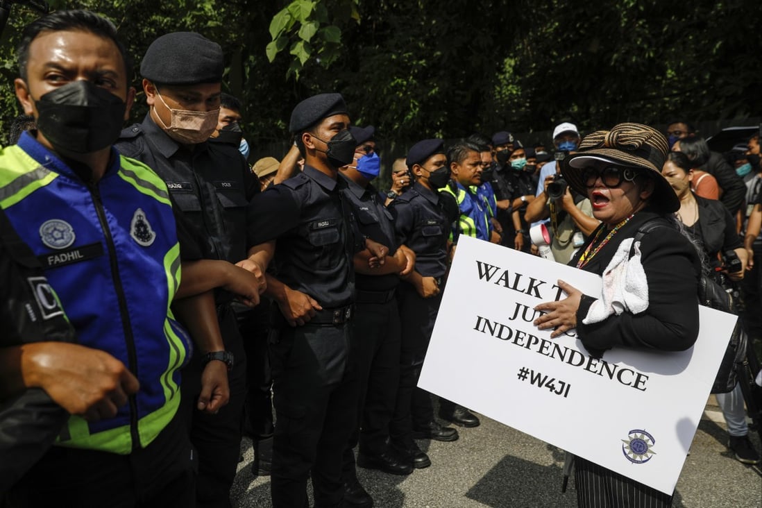 Malaysian police officers form a human chain to block lawyers wanting to walk to Kuala Lumpur’s parliament building in a protest aiming to uphold judicial independence. Photo: EPA-EFE