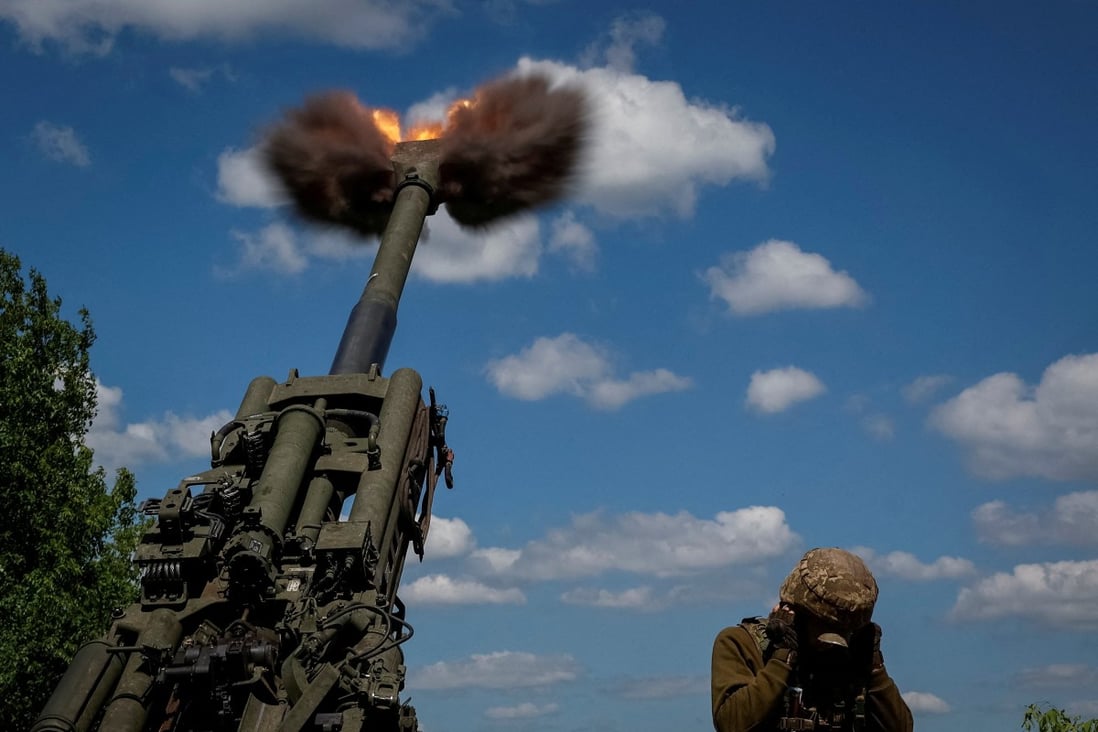 Ukrainian service members fire a shell from a M777 howitzer in the Donetsk region on June 6. Photo: Reuters