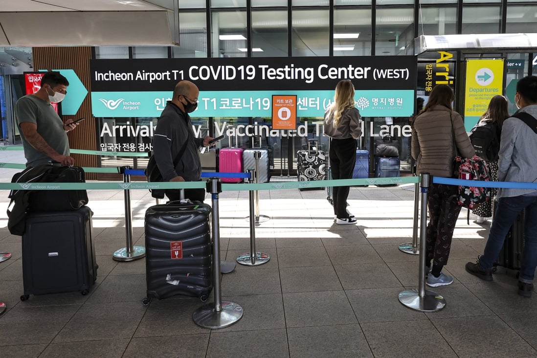 Inbound tourists receive tests at a COVID-19 testing station at Incheon International Airport, west of Seoul, South Korea, 1 June 2022. Photo: EPA-EFE
