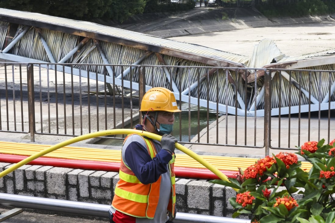 A CLP worker helps fix cables that caught fire in Yuen Long. Photo: K. Y. Cheng
