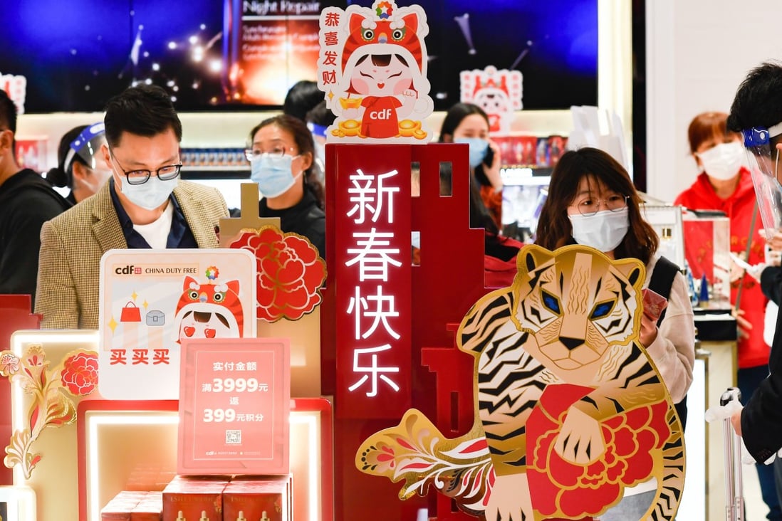 People shop at a duty-free store in Haikou, the capital of Hainan province, on February 3. Photo: Xinhua