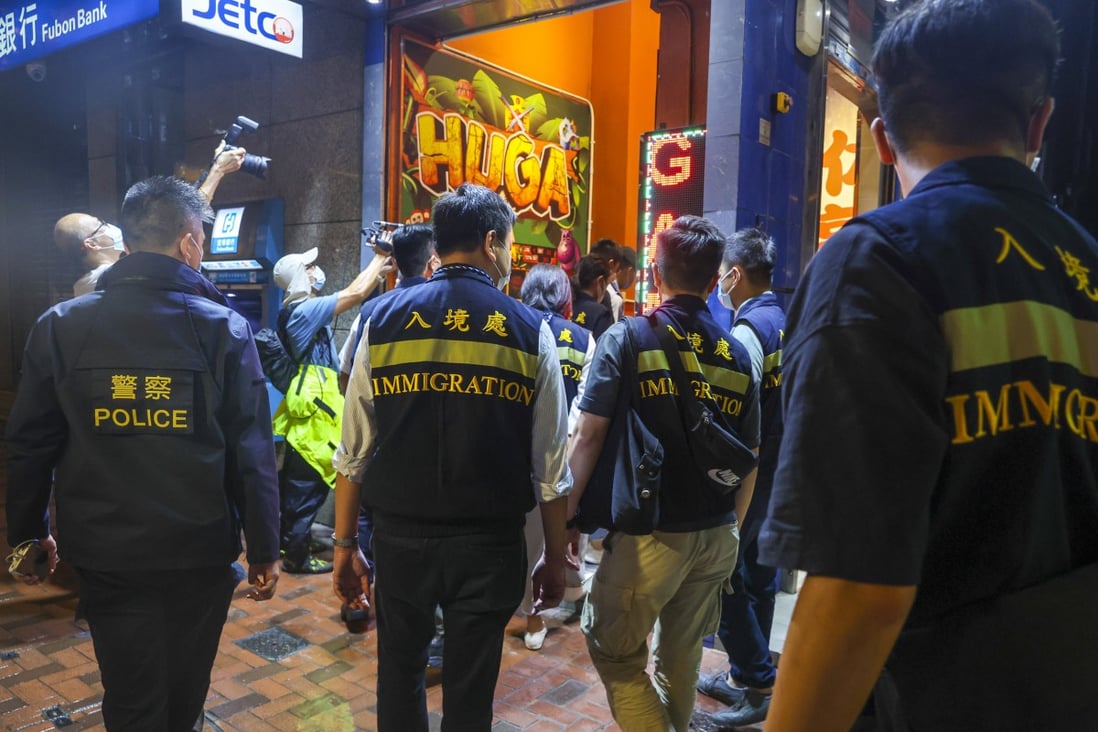 Police and Hong Kong Customs and Immigration Department mount a joint anti-crime operation in Jordan. Photo: Edmond So
