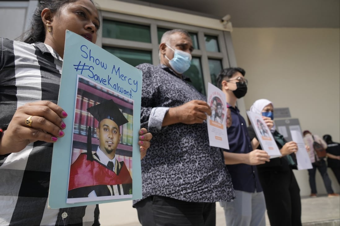 Anti-death penalty activists hand in a memorandum protesting the upcoming execution of another Malaysian convicted for drug trafficking to the Singapore High Commission in Kuala Lumpur, Malaysia on Monday. Photo: AP