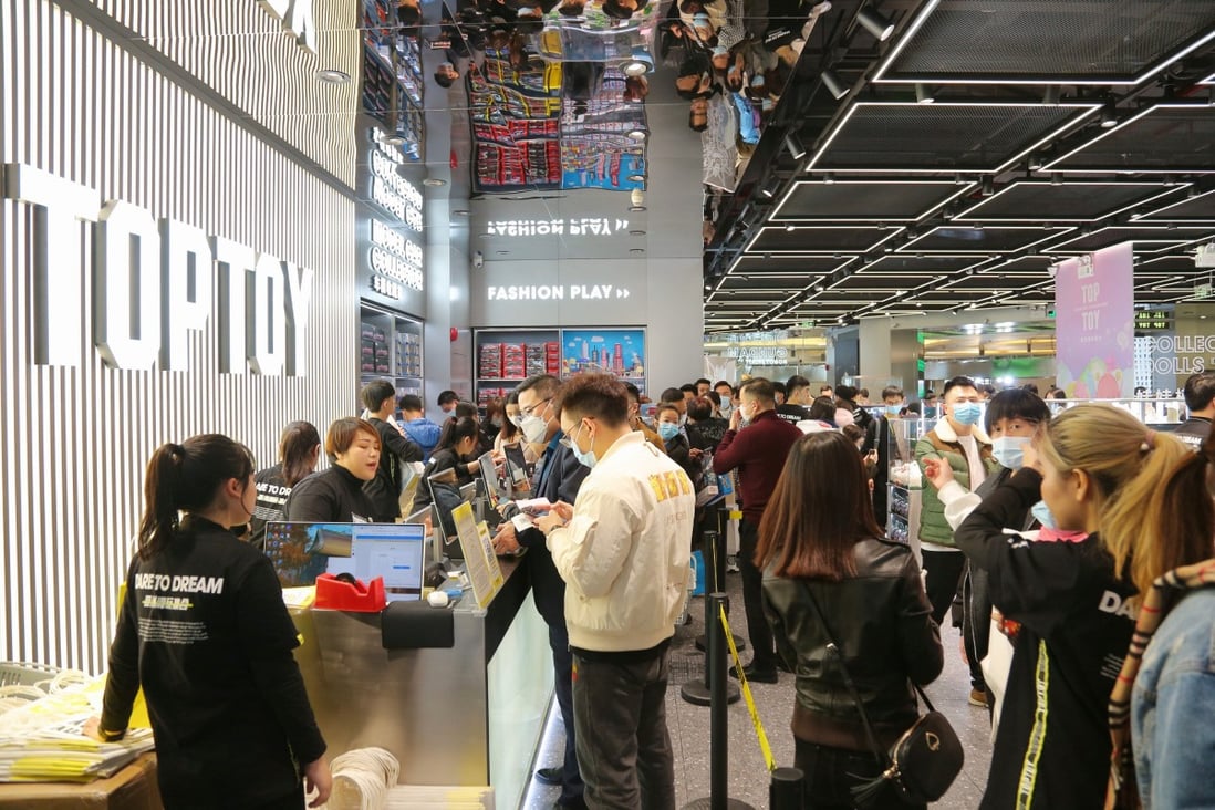 Young consumers queuing to buy designers toys in Miniso’s new designers toy store Toptoy in Guangzhou on August 27, 2019. Photo: Handout
