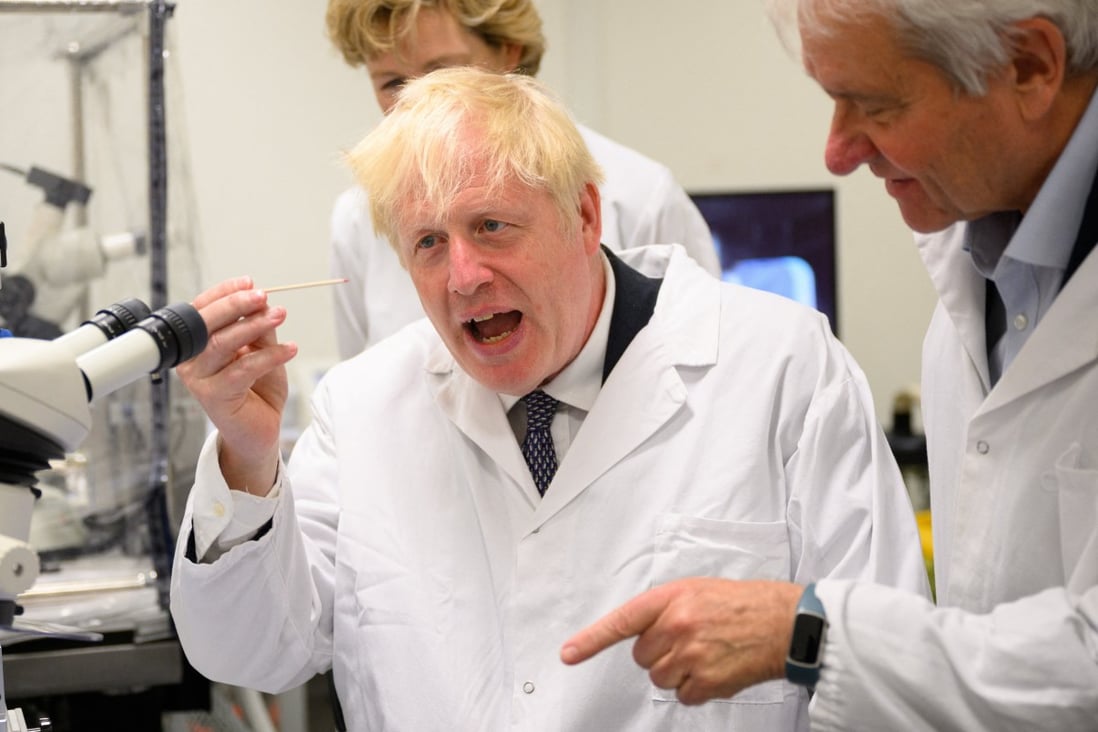 Outgoing British Prime Minister Boris Johnson visits the laboratory at the Francis Crick Institute in London on July 11. Photo: Reuters