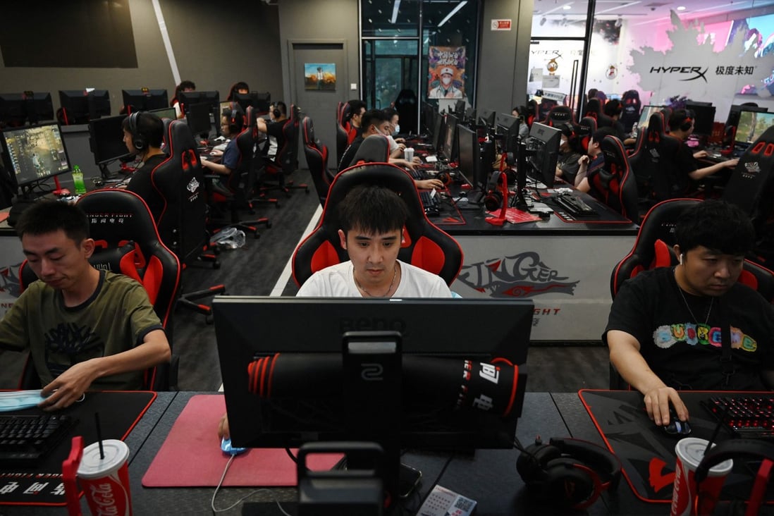 People play computer games at an internet cafe in Beijing on September 10, 2021. In the third batch of new game approvals since the end of an eight-month licensing freeze, industry giants Tencent and NetEase were once again omitted while rivals ByteDance and Bilibili made the cut. Photo: AFP