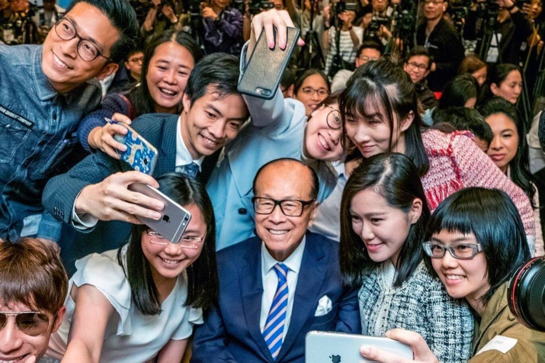 Hong Kong’s richest man Li Ka-shing (centre) poses for selfies. Photo: @lksfoundation/ Instagram