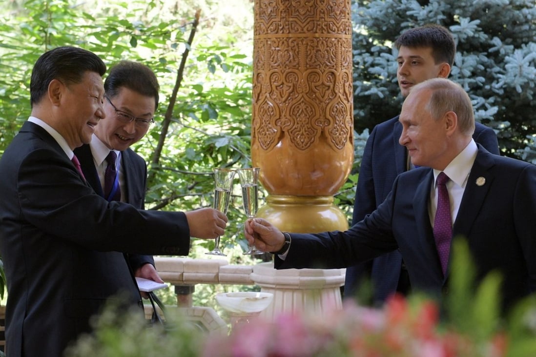 Chinese President Xi Jinping and Russian President Vladimir Putin clink glasses before the start of the fifth summit of the Conference on Interaction and Confidence Building Measures in Asia, in Dushanbe, Tajikistan, on June 15, 2019. Photo: EPA-EFE