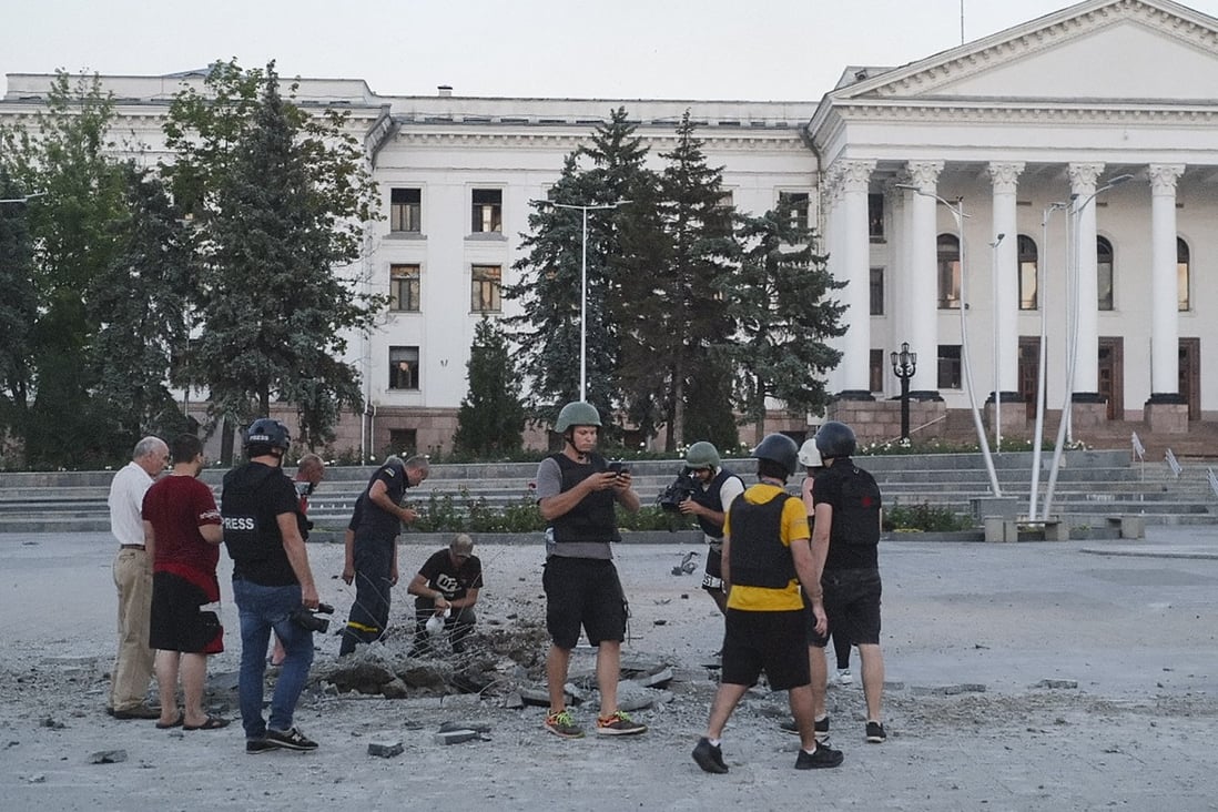 Journalists at the scene of a crater caused by a Russian missile in Kramatorsk in the Donetsk region, 15 July 2022. The Ukraine war highlights the importance of journalism in a world dominated by social media influencers. Photo: EPA-EFE
