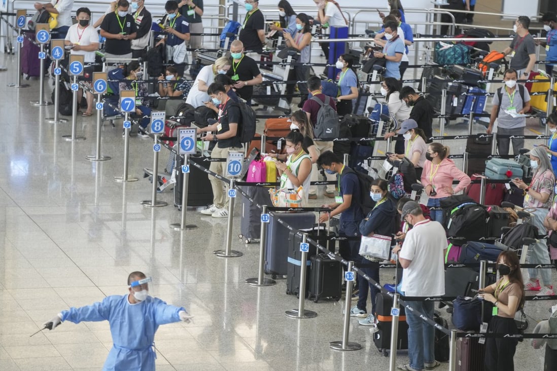 Arrivals at Hong Kong’s airport queue to be sent to their hotels for quarantine. Photo: Sam Tsang