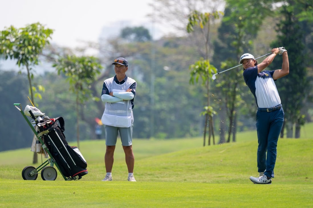 Hong Kong’s Taichi Kho, watched by dad Victor Kho, plays a shot during the third round of the Mandiri Indonesia Open. Photo: Asian Tour