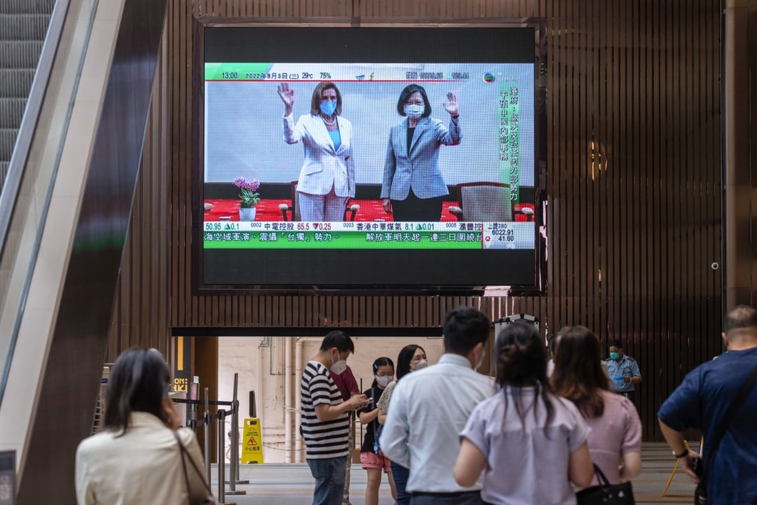 A Hong Kong shopping centre shows a news report of US House Speaker Nancy Pelosi (left) meeting Taiwan President Tsai Ing-wen on Wednesday. Photo: EPA-EFE