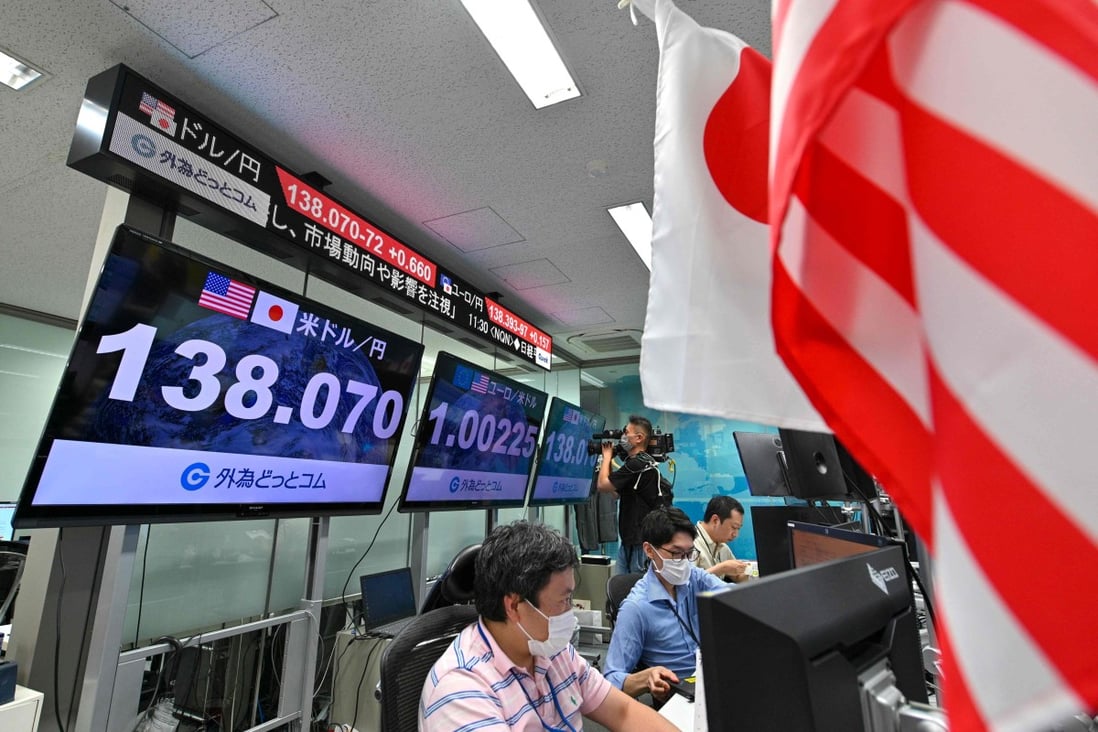Electronic quotation boards display the yen’s rate of 138 against the US dollar at a foreign exchange brokerage in Tokyo on July 14, 2022. Photo: AFP