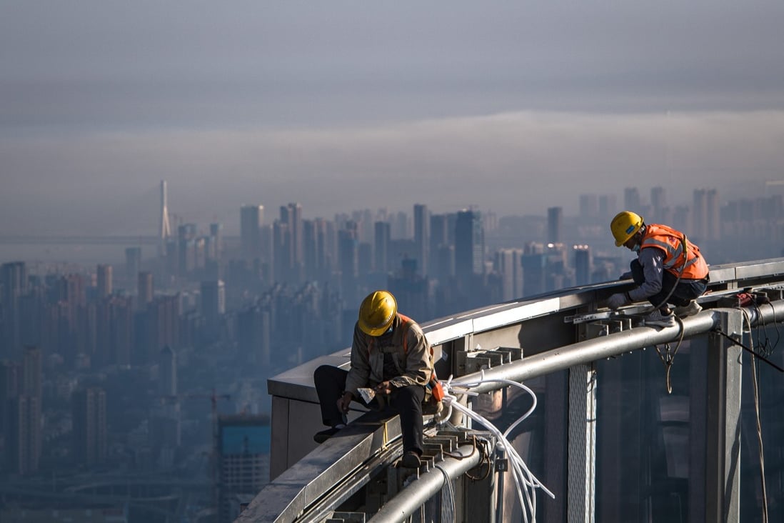 Workers put finishing touches on the Greenland Center in Wuhan, in central China’s Hubei Province, on November 16, 2021. Photo: Xinhua