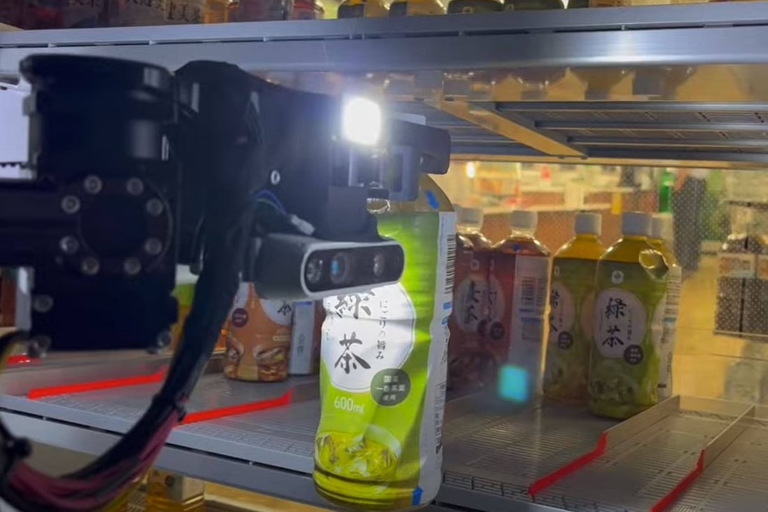 The Telexistence TX SCARA robot at work in a FamilyMart in Japan. Photo: YouTube / Telexistence Inc.