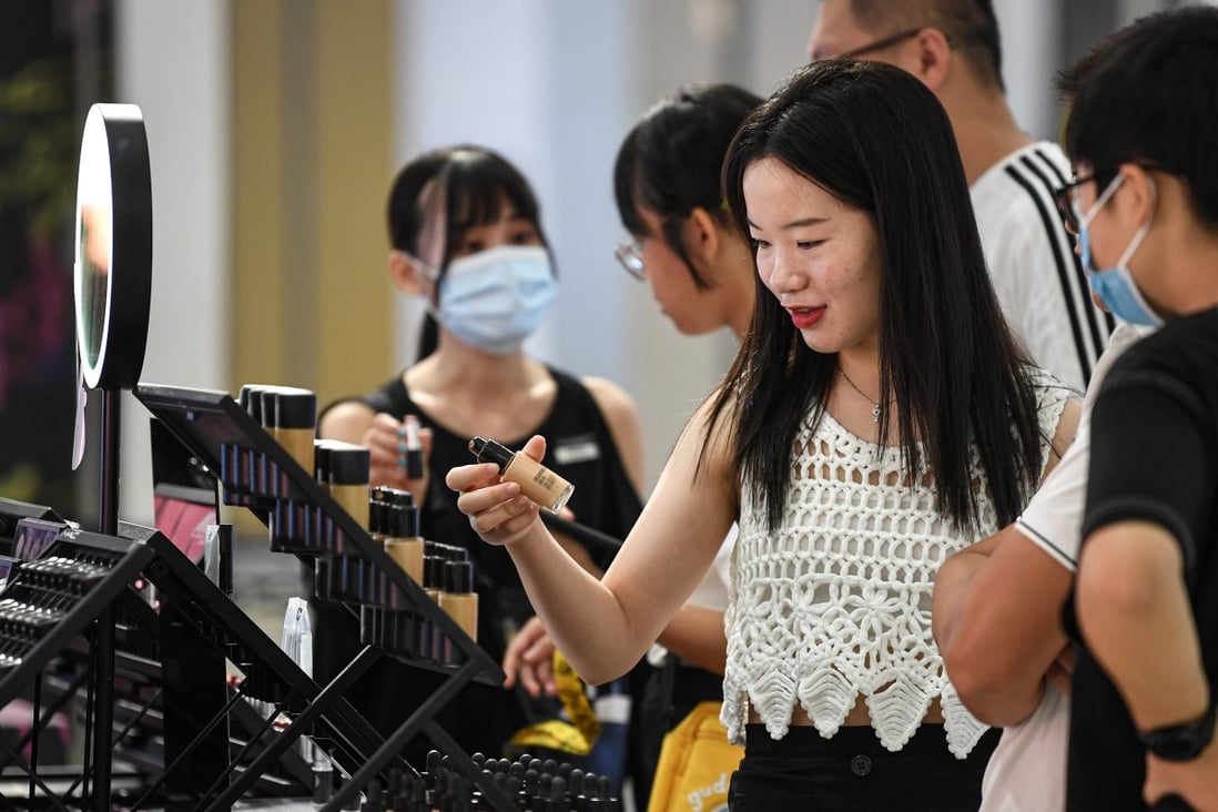 Customers select products in a duty-free shopping mall in Haikou, in south China’s Hainan Province, on October 4, 2020. Photo: Xinhua