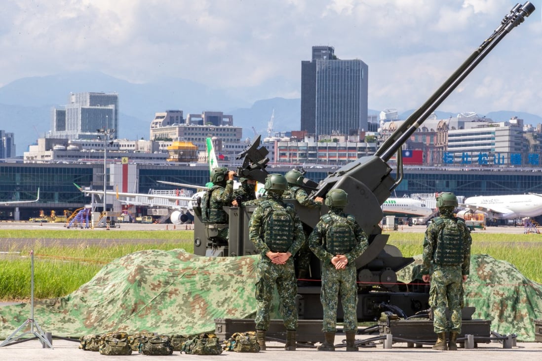 Taiwanese air force soldiers operate an anti-aircraft gun during a military drill at Taipei Songshan Airport on August 8. Photo: Taiwan Military News Agency/Reuters