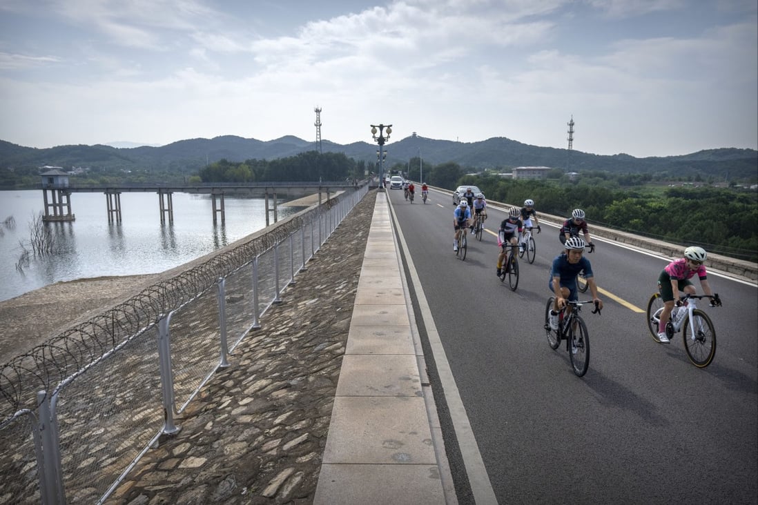 Members of the Qiyi bicycle club ride past the Miyun Reservoir during a group ride through the Baihe River Canyon in the northern outskirts of Beijing. Photos: AP
