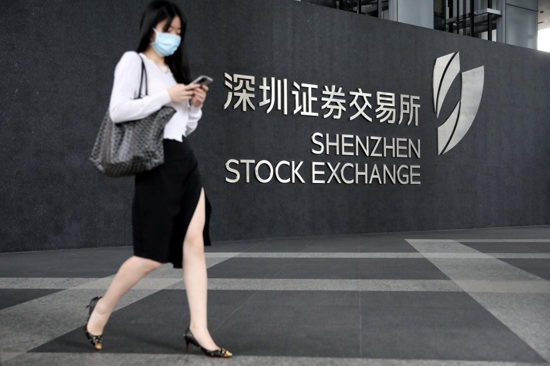 A woman walks past the Shenzhen Stock Exchange in August 2020 in Shenzhen. Photo: Getty Images)