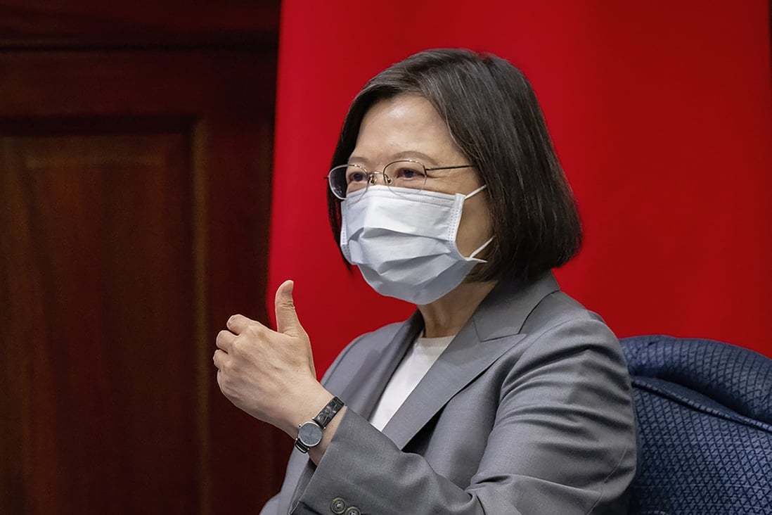 Taiwanese President Tsai Ing-wen gestures during a meeting with US Indiana Governor Eric Holcomb, at the Presidential office in Taipei, Taiwan, Monday, August 22, 2022. Photo: Taiwan Presidential Office via AP