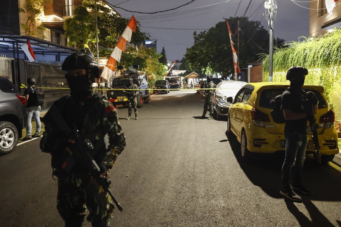 Indonesian police officers stand guard outside the house of Ferdy Sambo during a raid in Jakarta on August 9. Photo: EPA-EFE