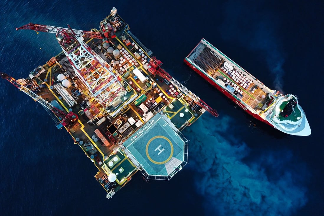 An offshore oil platform and its supply ship in the northern waters of the South China Sea. Photo: Xinhua