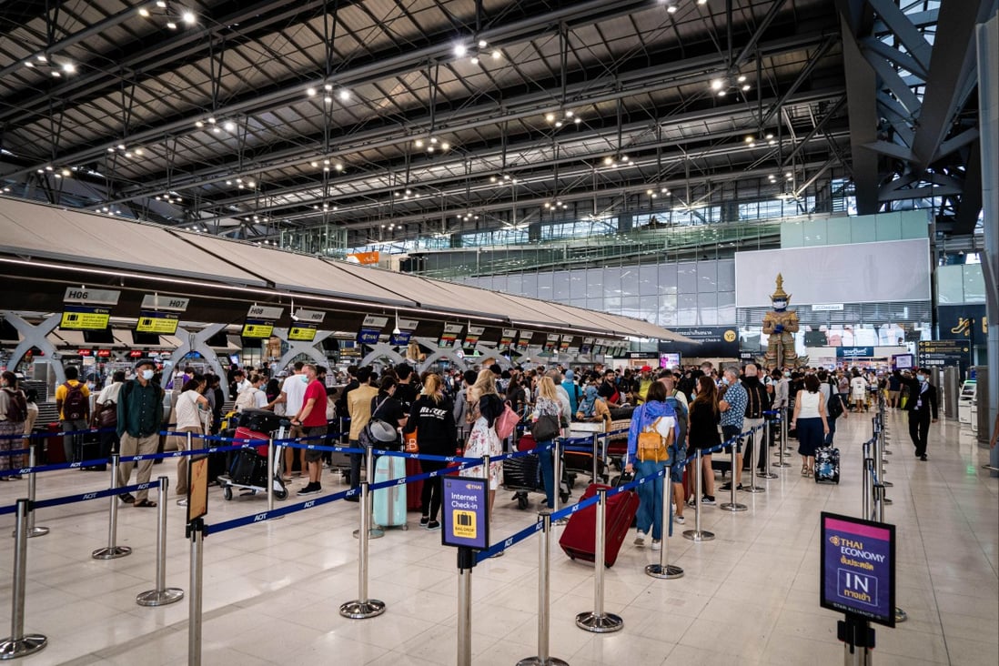 Travellers wait to check in for flights at Bangkok airport. Photo: SOPA Images via ZUMA Press Wire/dpa